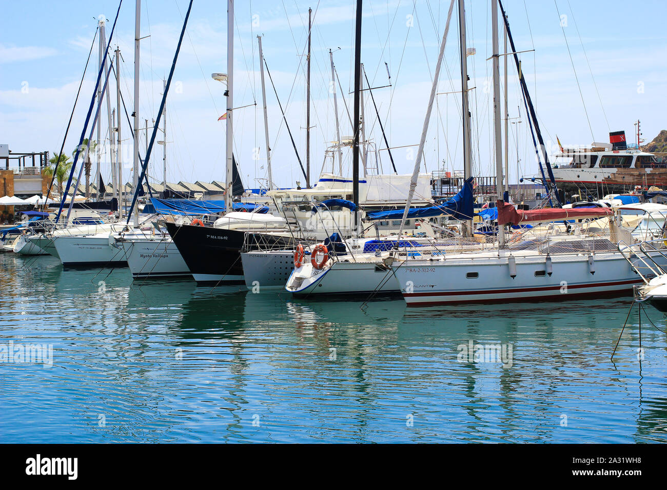 Spagna. Cartagena Mazarron. Giugno 14, 2019. Molte barche nel porto di mare mediterraneo della Spagna Foto Stock