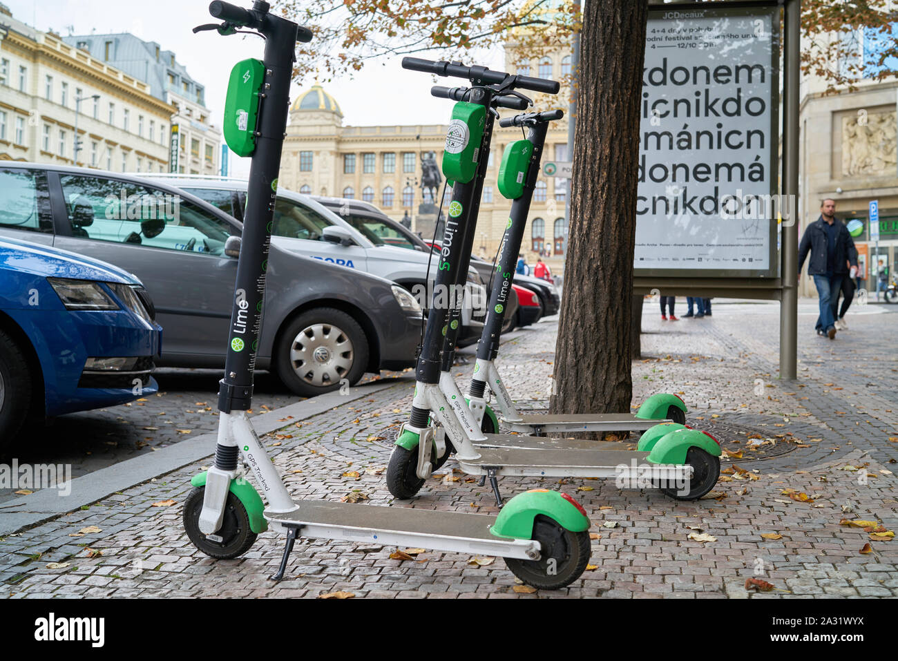Gruppo di scooter elettrici della società Lime a Praga, Repubblica Ceca  Foto stock - Alamy
