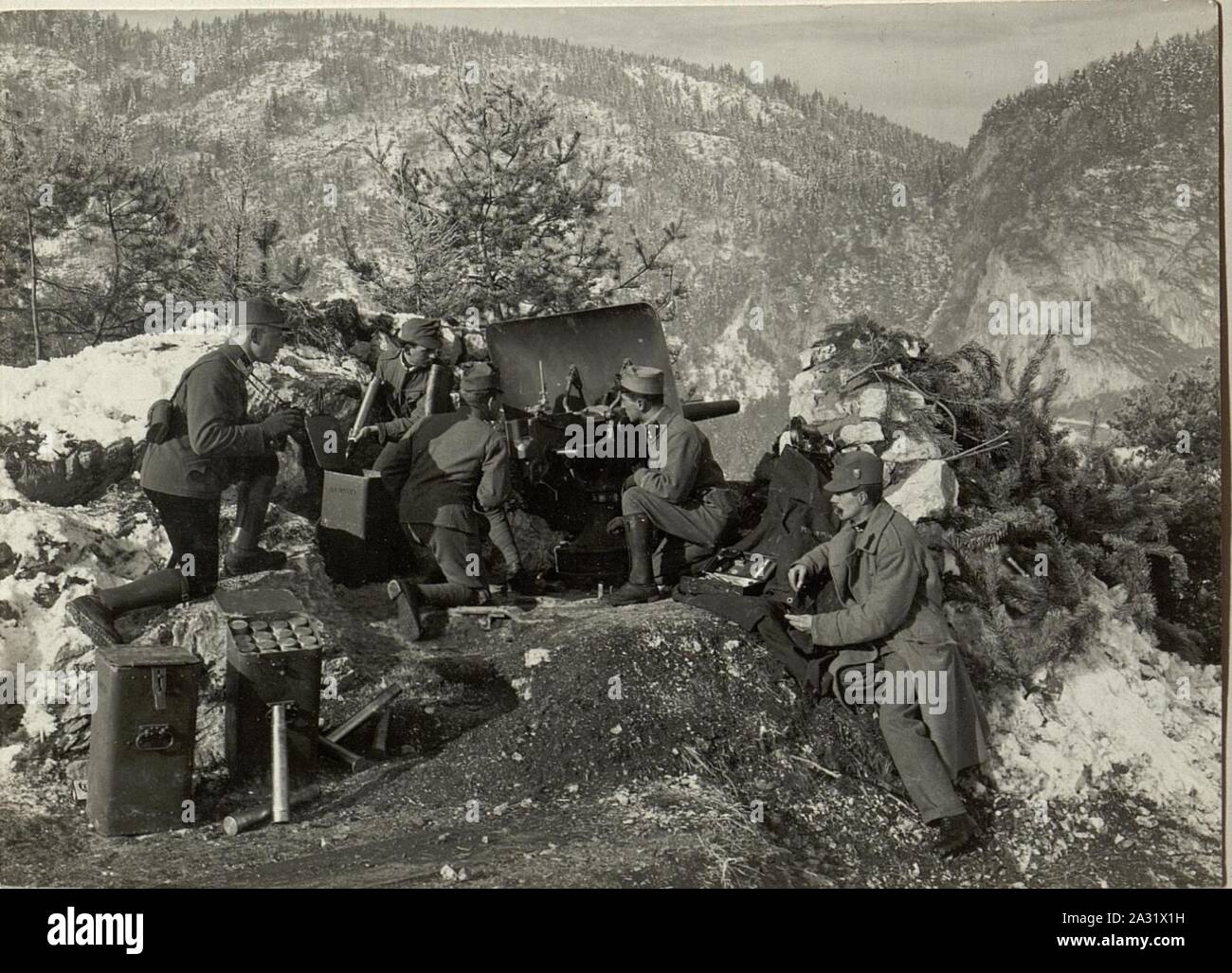 Erprobung der 47 mm L-44 Marinekanone nächst der Schießstätte a Villach. Foto Stock