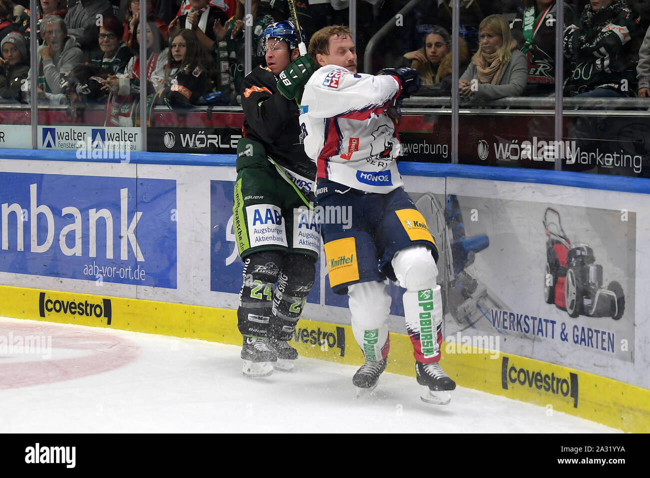 04.10.2019, xemx, Eishockey DEL, Augsburger Panther - Eisbaeren Berlin emspor, v.l. T.J Trevelyan (Augsburger Panther #24) und Frank Hoerdler (Eisbaer Foto Stock