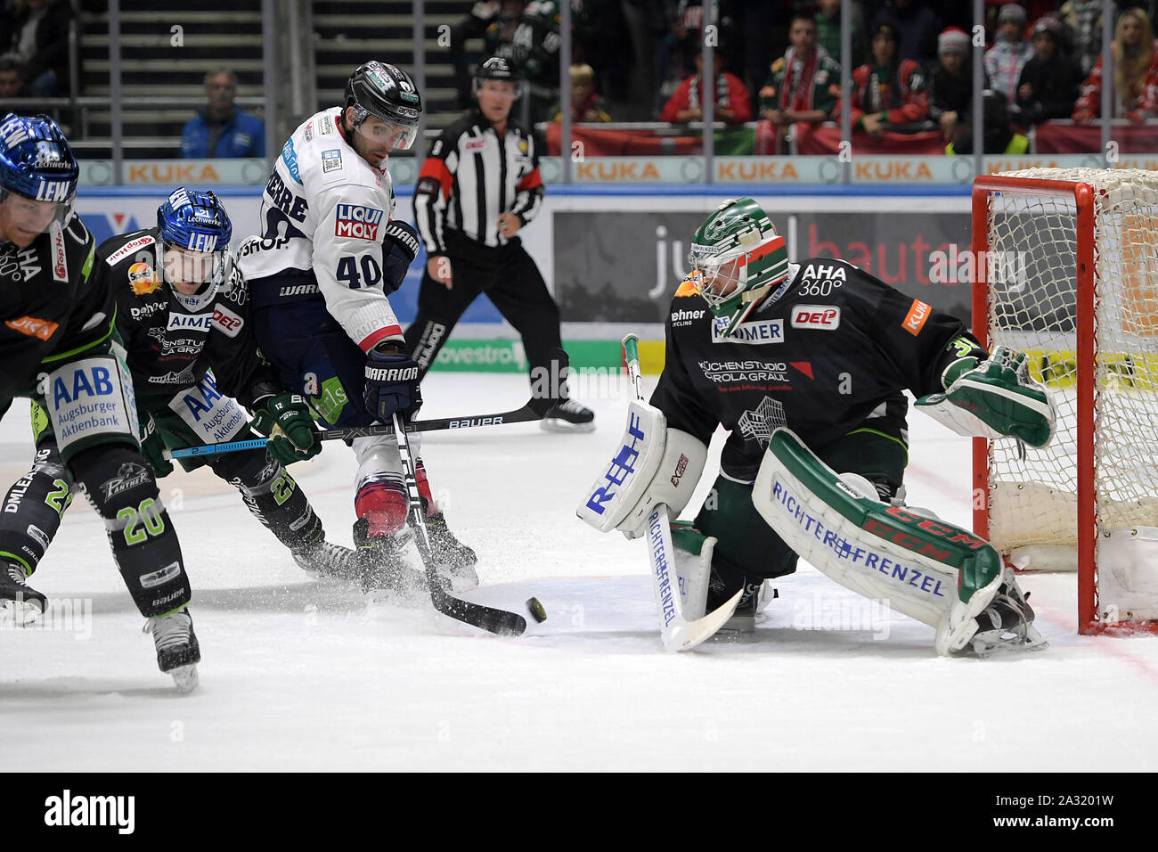 04.10.2019, xemx, Eishockey DEL, Augsburger Panther - Eisbaeren Berlin emspor, v.l. David Stieler (Augsburger Panther #21), Maxim Lapierre (Eisbaeren Foto Stock