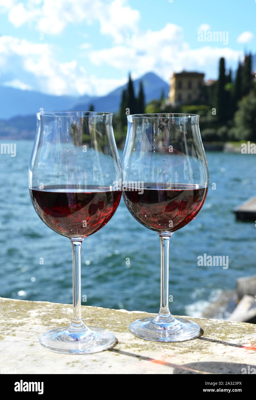 Due bicchieri di vino contro il lago di Como, Italia Foto stock - Alamy