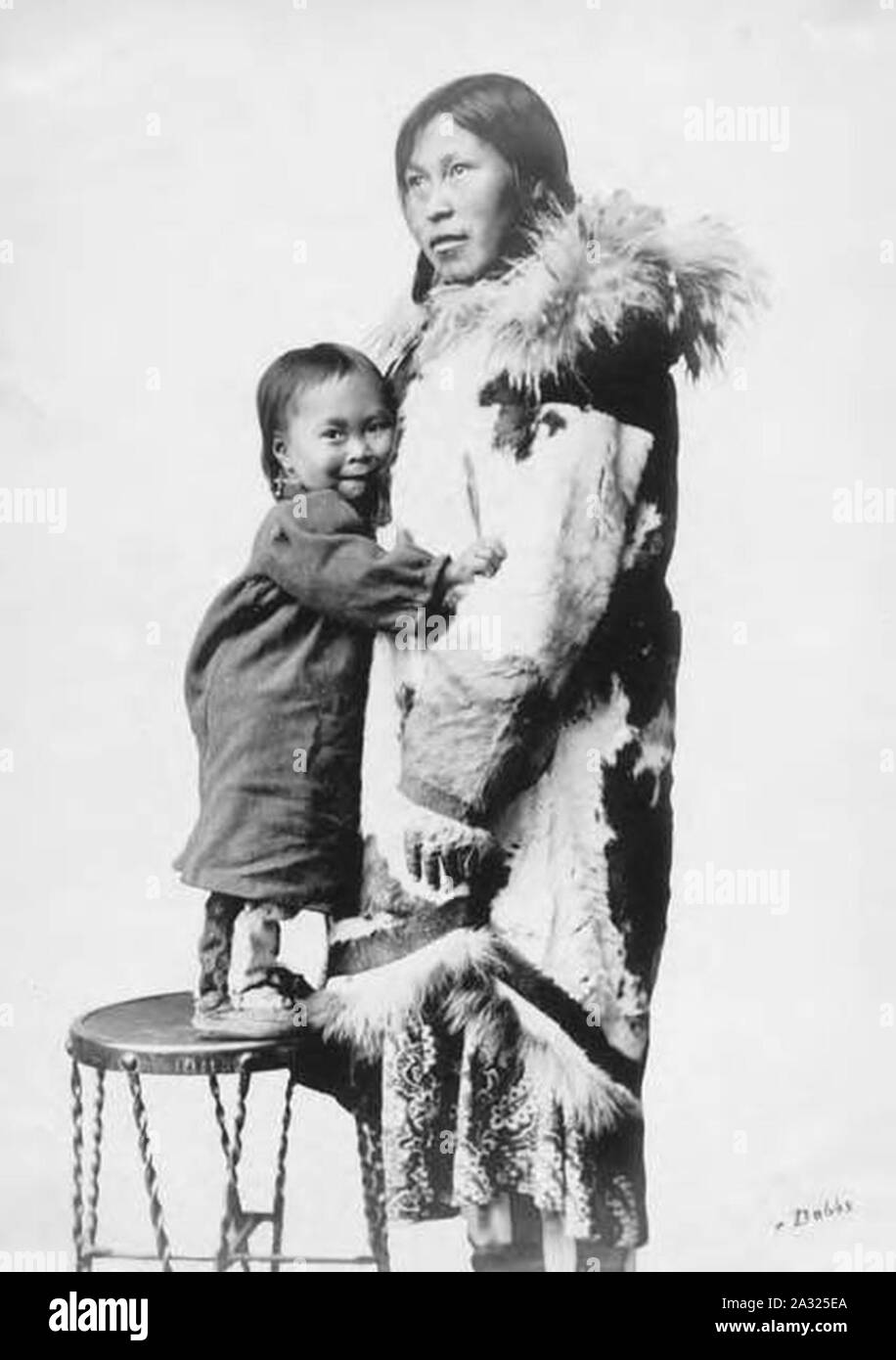 Eschimese madre e bambino Alaska tra 1900 e 1912 (AL+CA 7265). Foto Stock