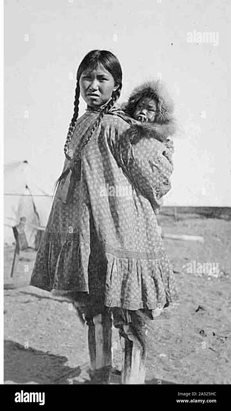 Eschimese donna bambino portando sulla sua schiena sulla spiaggia eventualmente Nome ca 1899 Foto Stock