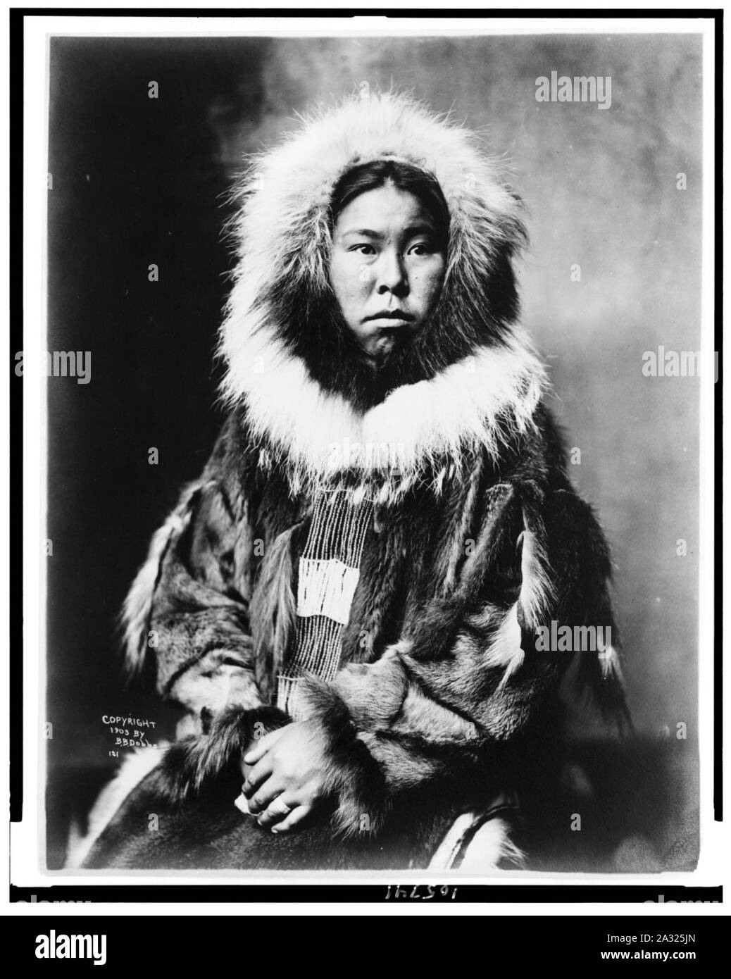 Eschimese Inuit, mezza lunghezza verticale, rivolto leggermente a destra Foto Stock