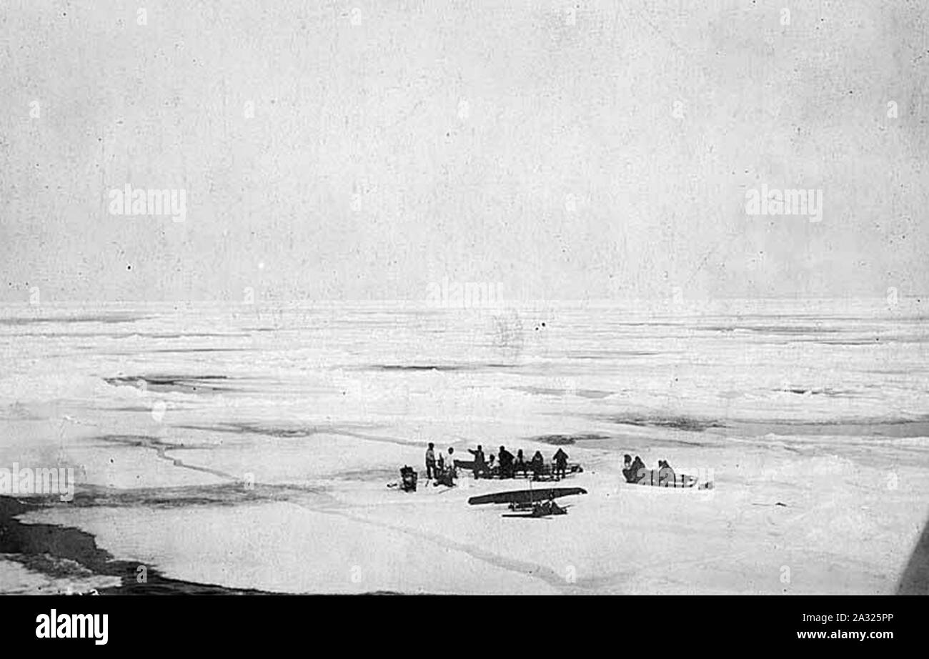 Eskimos con slittini e kayak su un glaçon due miglia dagli impianti offshore di nome 1900 Foto Stock