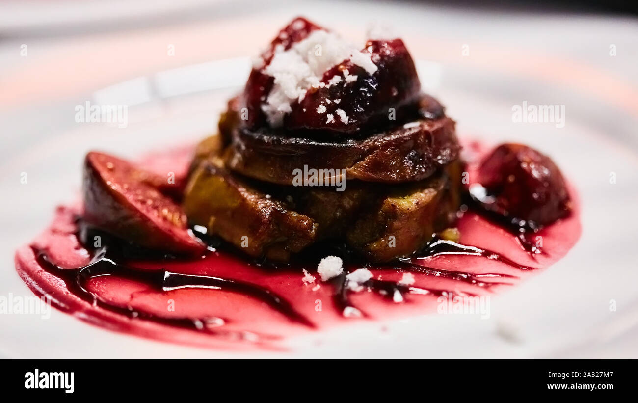 Grigliata di foie gras, un delizioso piatto per la cena. Foto Stock