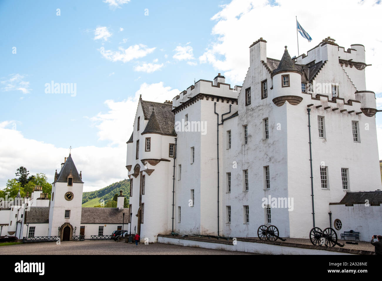 Tradizionalmente condita scozzese con cornamusa al castello di Blair, la casa ancestrale dei duchi e Earls di Atholl. Il castello è di 740 anni. Foto Stock