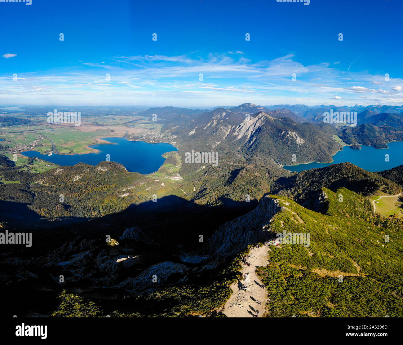 Due Laghi vista aerea dalla montagna Herzogstein in autunno. Sul Walchensee, lago di Walchen, Kochelsee Kochel, lago, le montagne delle Alpi. Il Bayern, Baviera, Germa Foto Stock