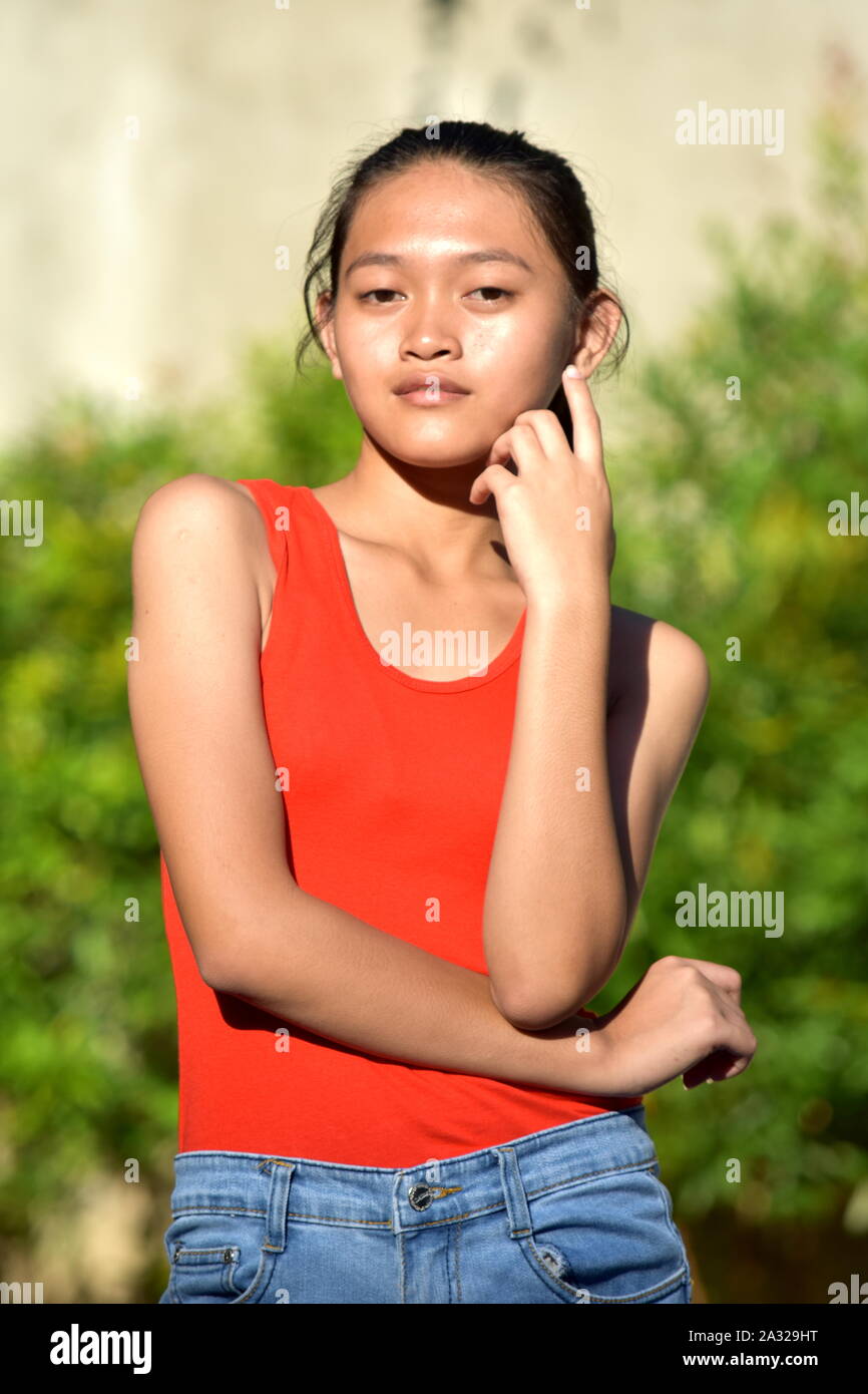 Filipina giovanile femminile adolescente di prendere una decisione Foto Stock