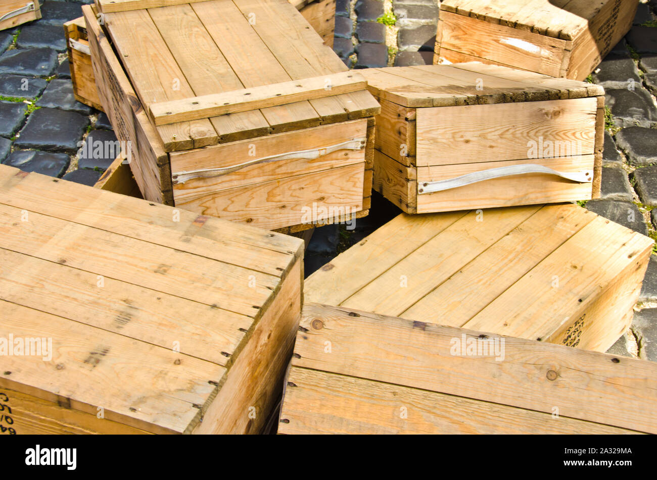 Alcuni casi, cassapanche e scatole di legno un luogo di mercato, vuoto Foto Stock