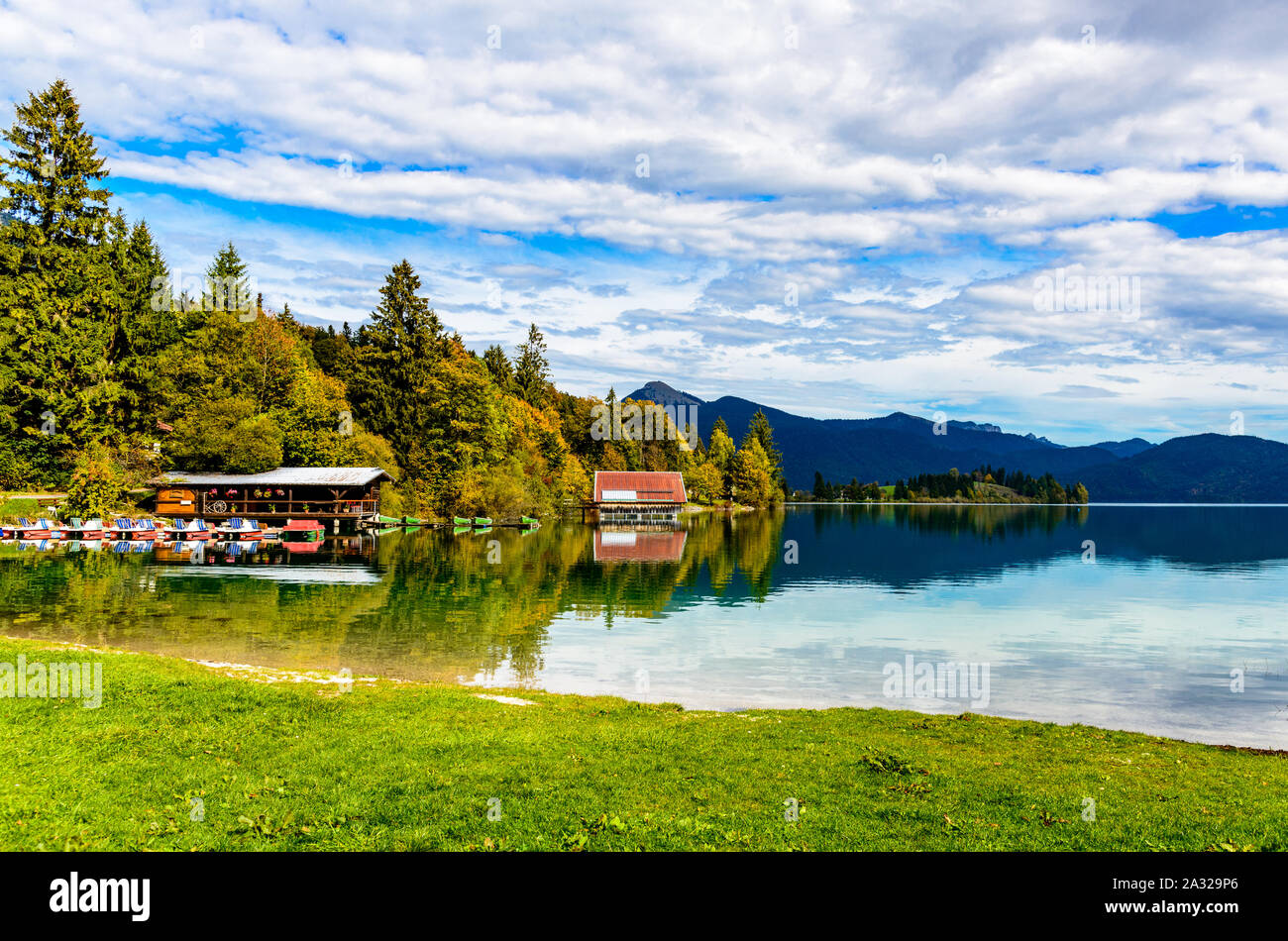 Idillica vista sul Walchensee, lago di Walchen con montagne delle Alpi. Il Bayern, in Baviera. Germania, confine con Austria, Tirolo , in autunno. Cielo blu e nuvole, colo Foto Stock