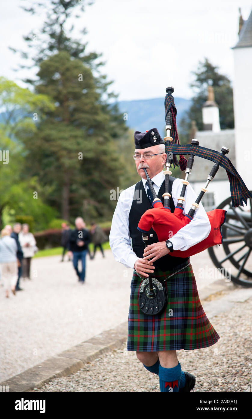Tradizionalmente condita scozzese con cornamusa al castello di Blair, la casa ancestrale dei duchi e Earls di Atholl. Il castello è di 740 anni. Foto Stock