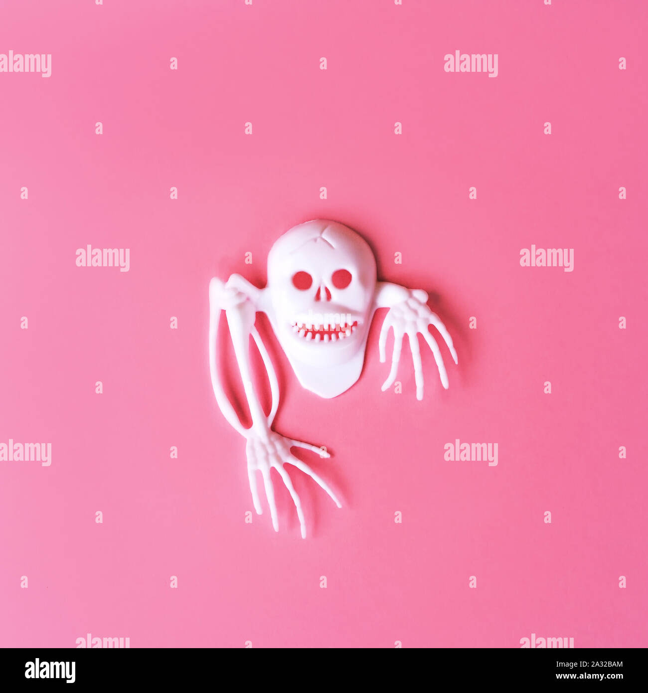 Creative giorno di Halloween composizione. Holiday celebrazione il cranio. Foto Stock