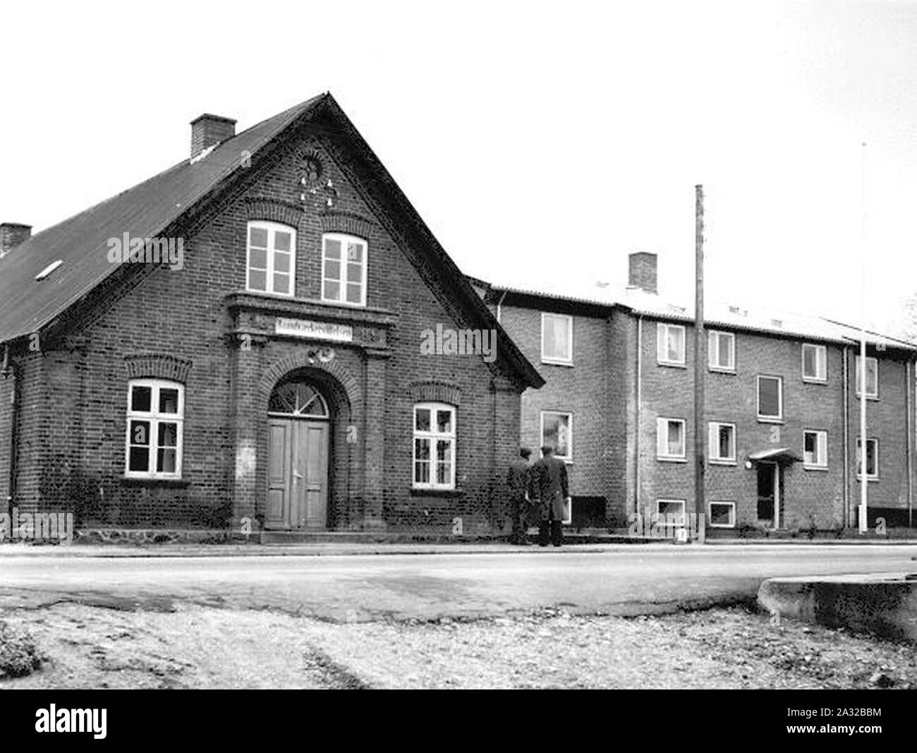 Essenbaek Sogns Haanvaerkerforenings Stiftelse (senere Assentoft Kro) og Essenbaekhus ca. 1960-1970. Foto Stock