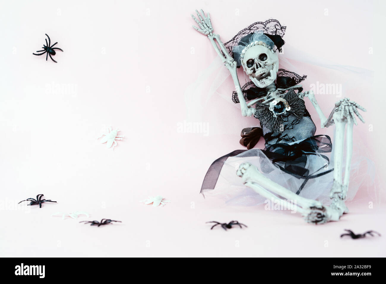 Lo scheletro in sposa abito da sposa siede contro la parete Foto Stock