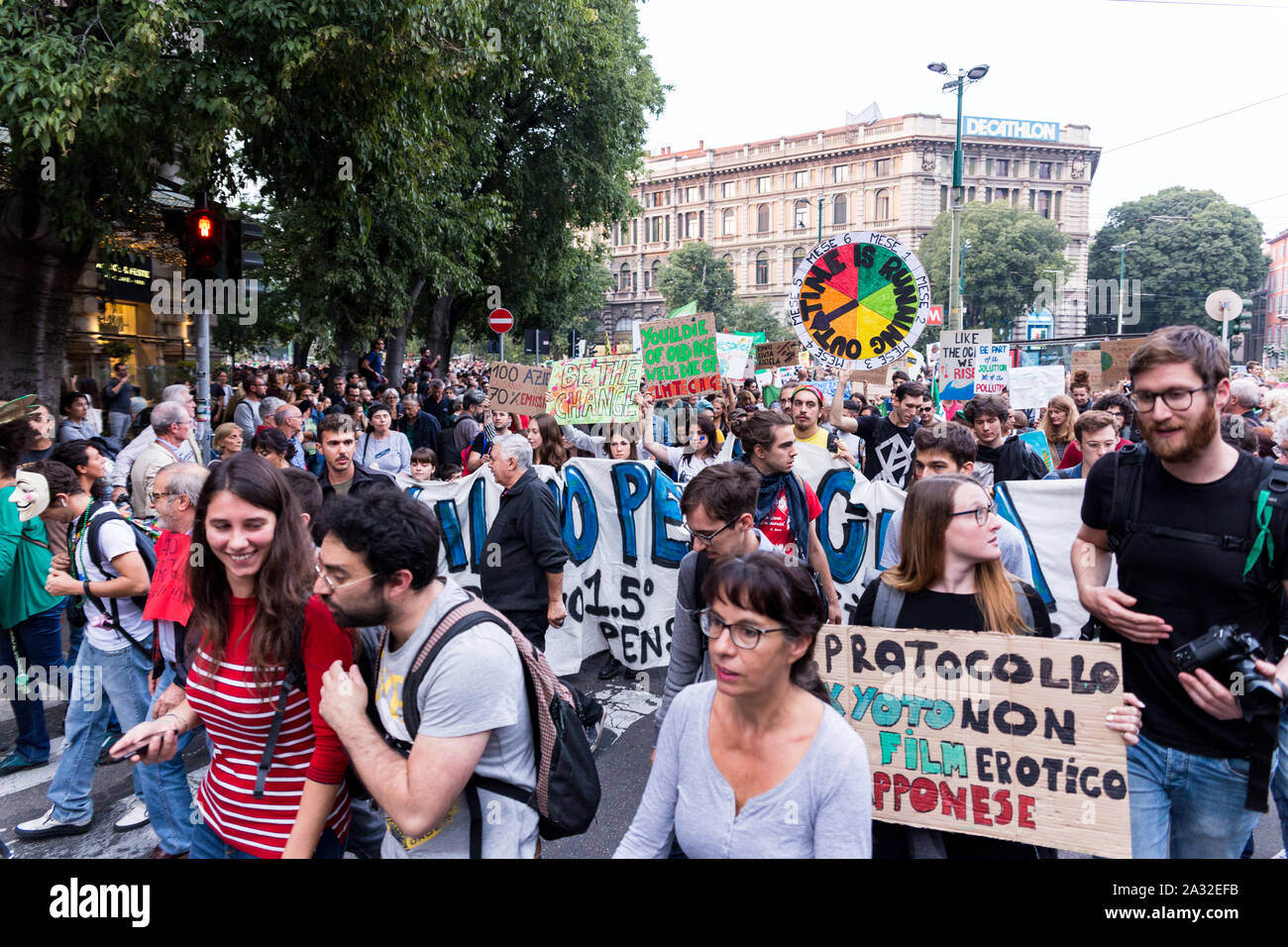 Milano,Italia - 27 settembre, 2019: Milano Piazza del Duomo, global strike per il cambiamento climatico. Gli studenti esprimono la loro venerdì per il futuro, con Greta Thunberg Foto Stock