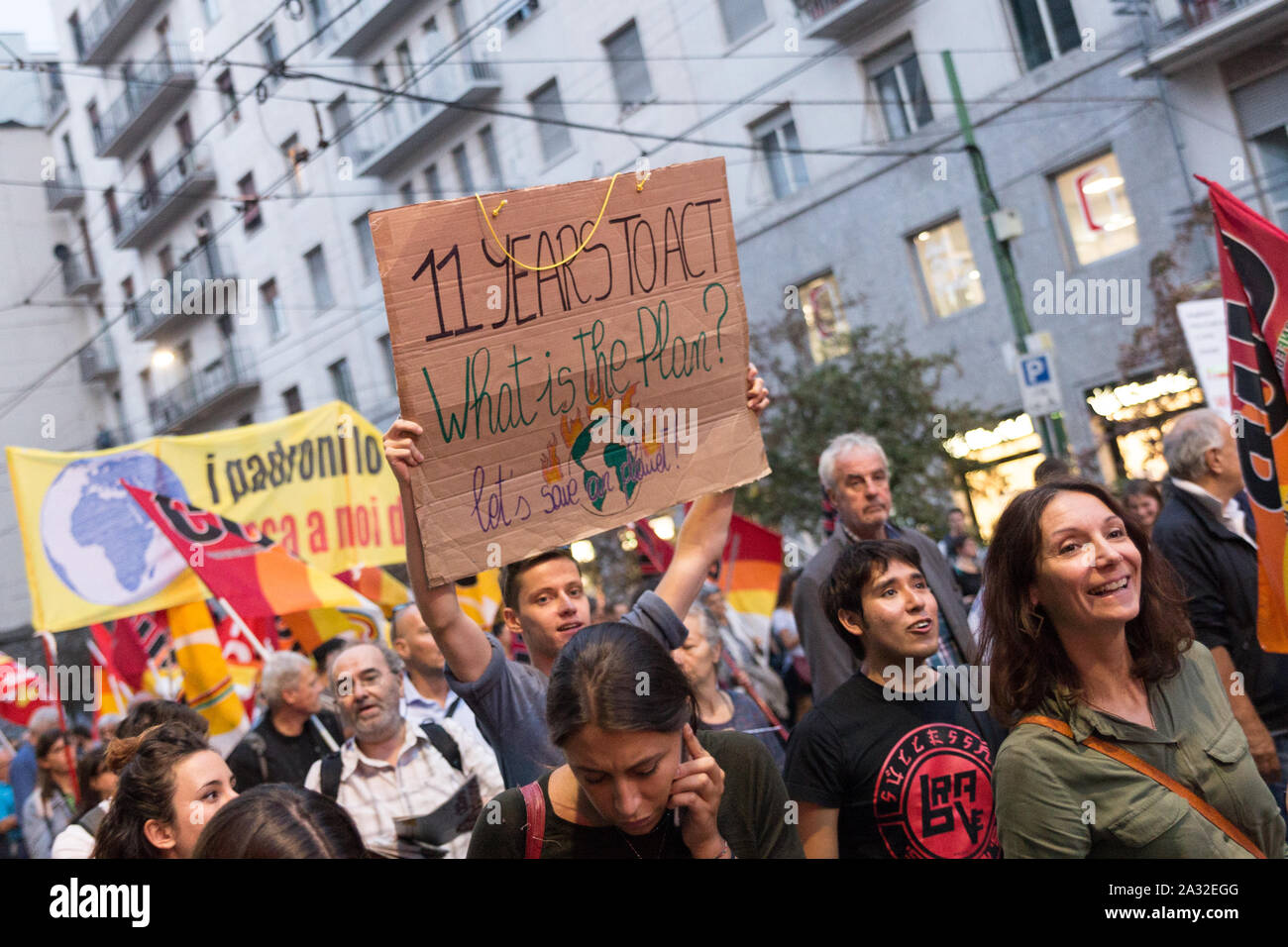Milano,Italia - 27 settembre, 2019: Milano Piazza del Duomo, global strike per il cambiamento climatico. Gli studenti esprimono la loro venerdì per il futuro, con Greta Thunberg Foto Stock