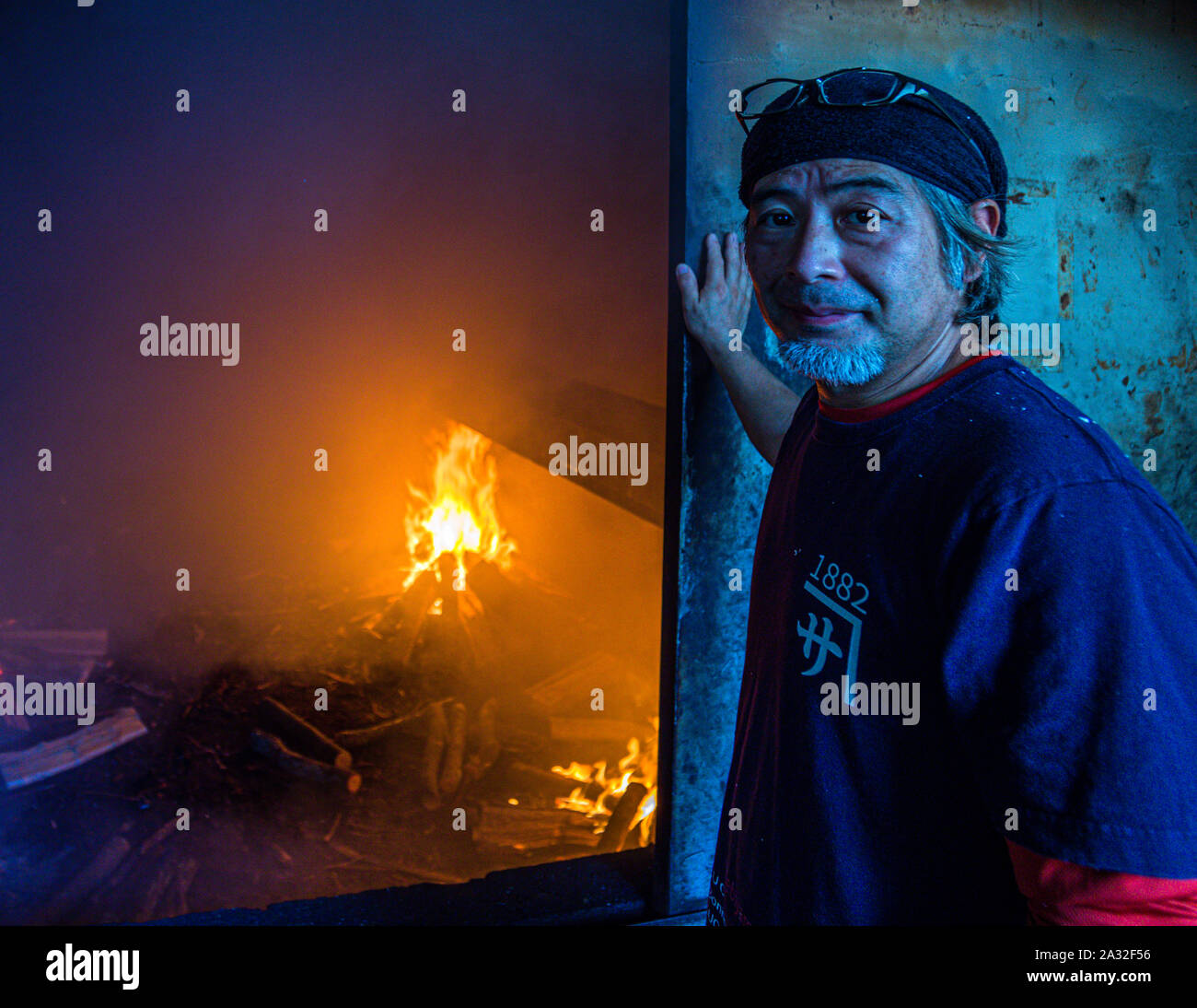 Yasuhisa Serizawa di fronte al fumatore walk-in presso la sua fabbrica di Katsuobushi. Utilizza il più antico metodo di conservazione dei pesci e produce una delicatezza con esso Foto Stock