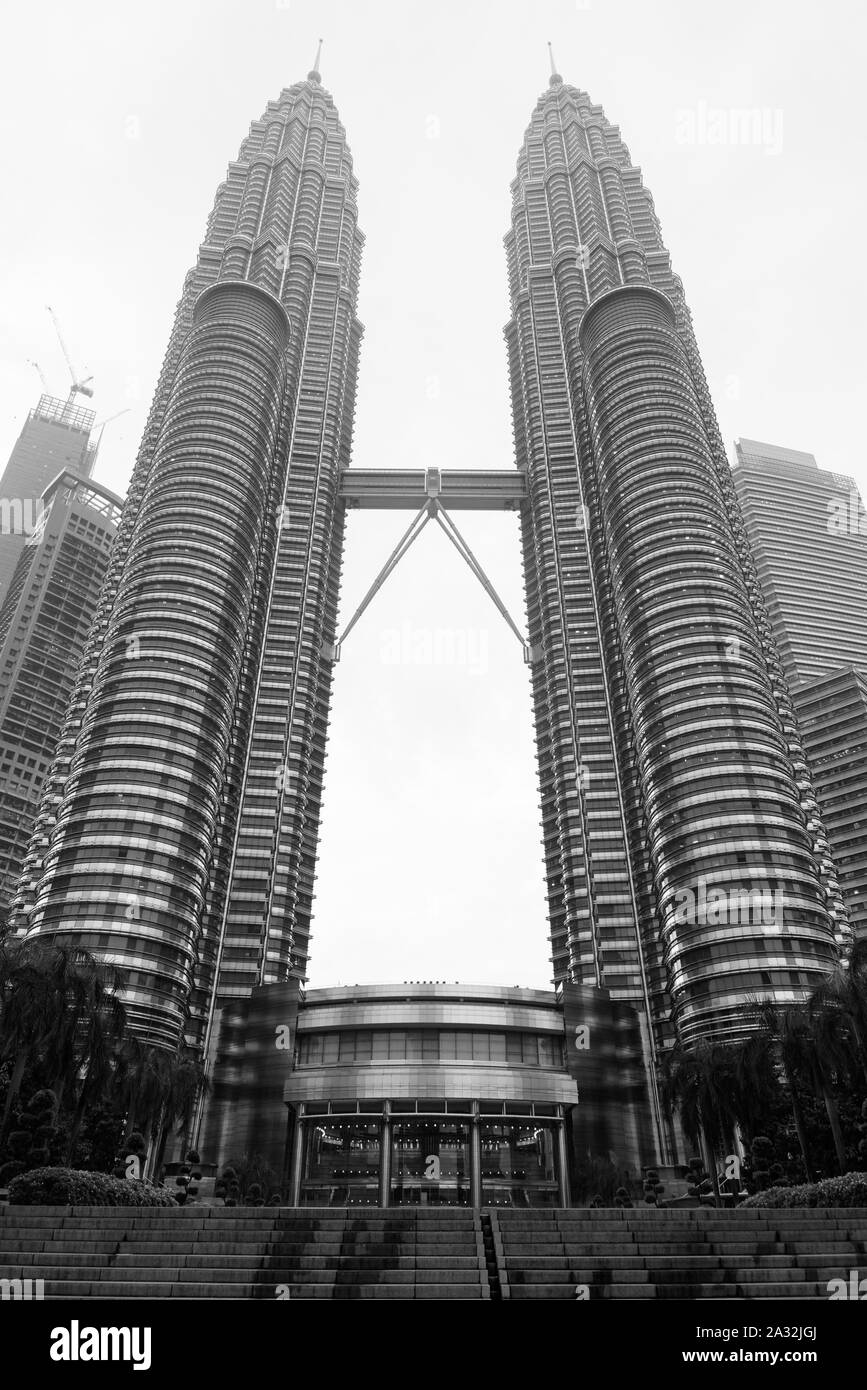 Le famose Petronas Towers di Kuala Lumpur in Malesia Foto Stock
