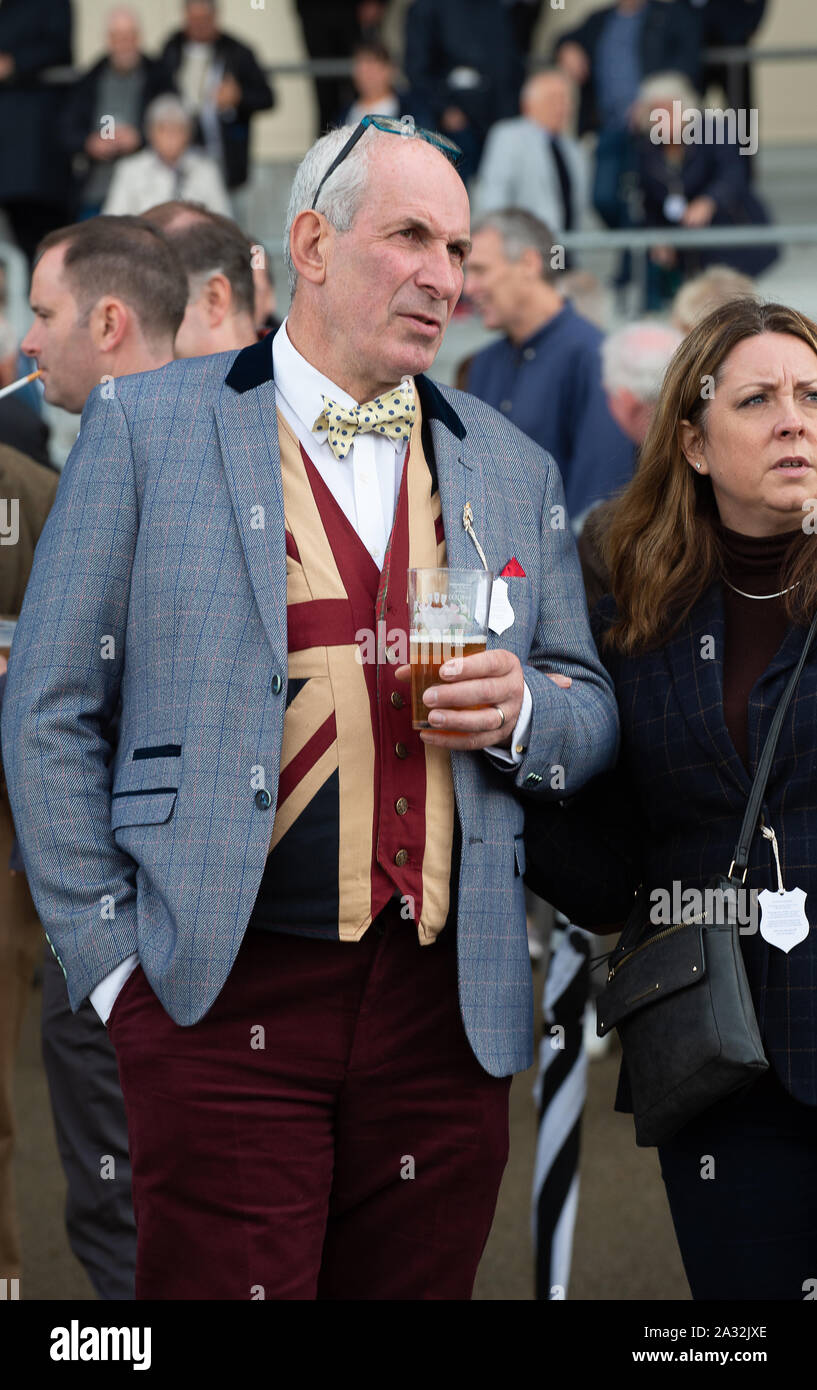 Autunno Racing Weekend & Ascot festa della birra, Ascot Racecourse, Ascot, Berkshire, Regno Unito. 4 Ottobre, 2019. Un racegoer indossa un Union Jack gilet di stile. Credito: Maureen McLean/Alamy Foto Stock