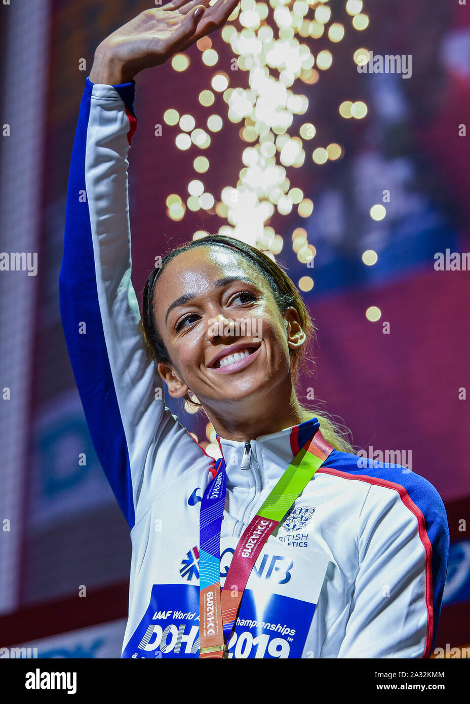 Doha in Qatar. 04 ott 2019. Katarina Johnson-Thomas di Gran Bretagna presso la premiazione durante il giorno 8 della IAAF mondiale di atletica - Doha 2019 Al Khalifa International Stadium di Venerdì, Ottobre 04, 2019 a Doha, in Qatar. Credito: Taka Wu/Alamy Live News Foto Stock