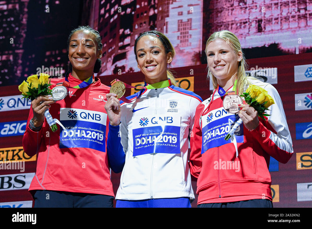 Doha in Qatar. 04 ott 2019. Katarina Johnson-Thomas di Gran Bretagna (centro) alla premiazione durante il giorno 8 della IAAF mondiale di atletica - Doha 2019 Al Khalifa International Stadium di Venerdì, Ottobre 04, 2019 a Doha, in Qatar. Credito: Taka Wu/Alamy Live News Foto Stock
