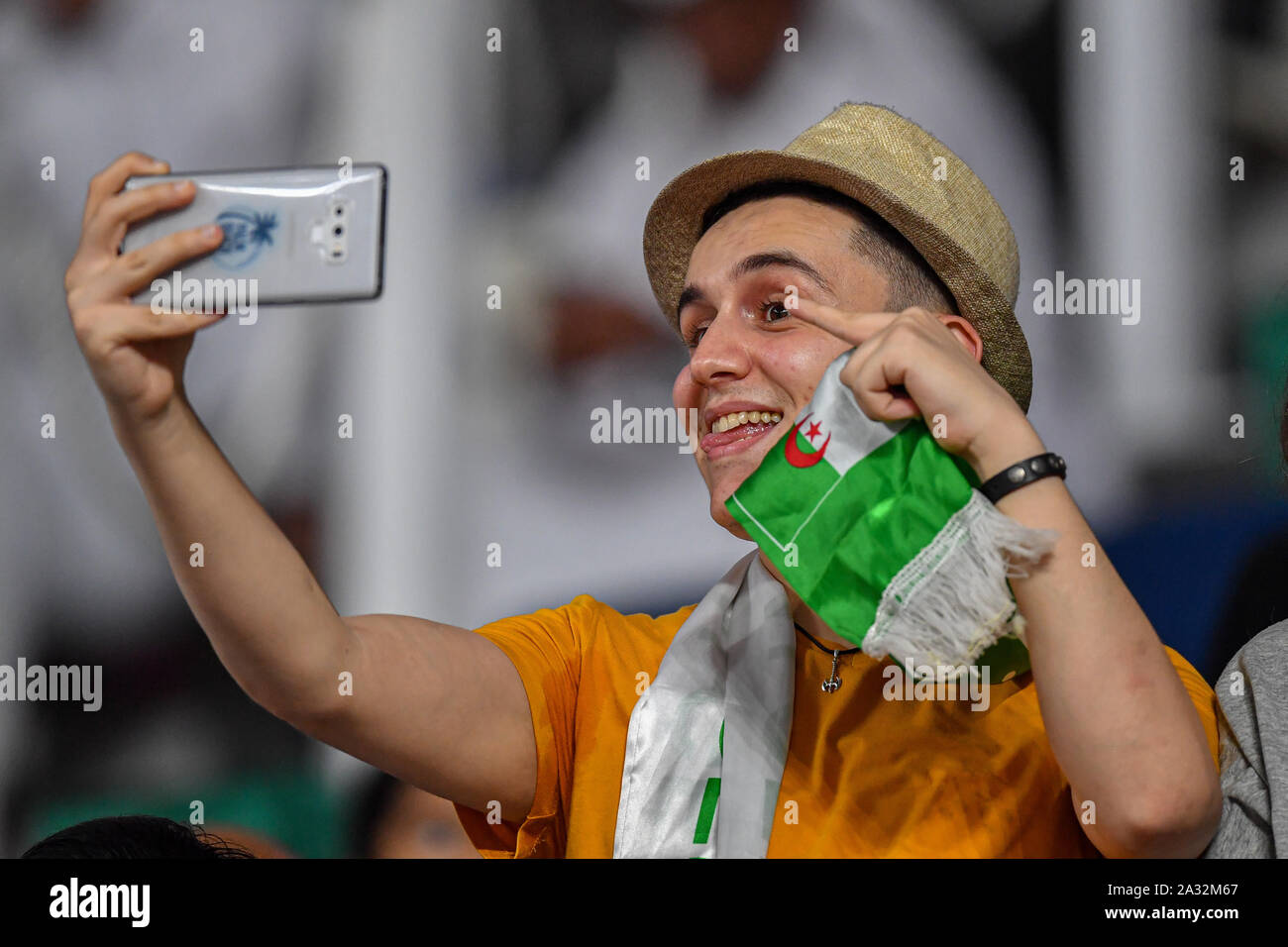 Doha in Qatar. 04 ott 2019. Una ventola prende selfie durante il giorno 8 della IAAF mondiale di atletica - Doha 2019 Al Khalifa International Stadium di Venerdì, Ottobre 04, 2019 a Doha, in Qatar. Credito: Taka Wu/Alamy Live News Foto Stock