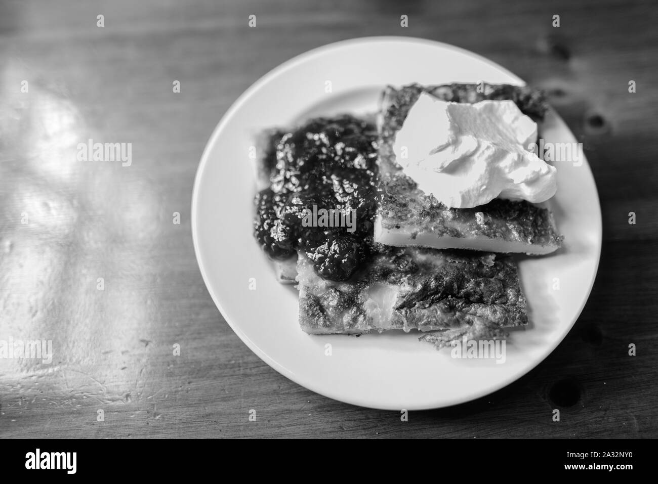 Frittelle finlandese sul tavolo girato in bianco e nero Foto Stock