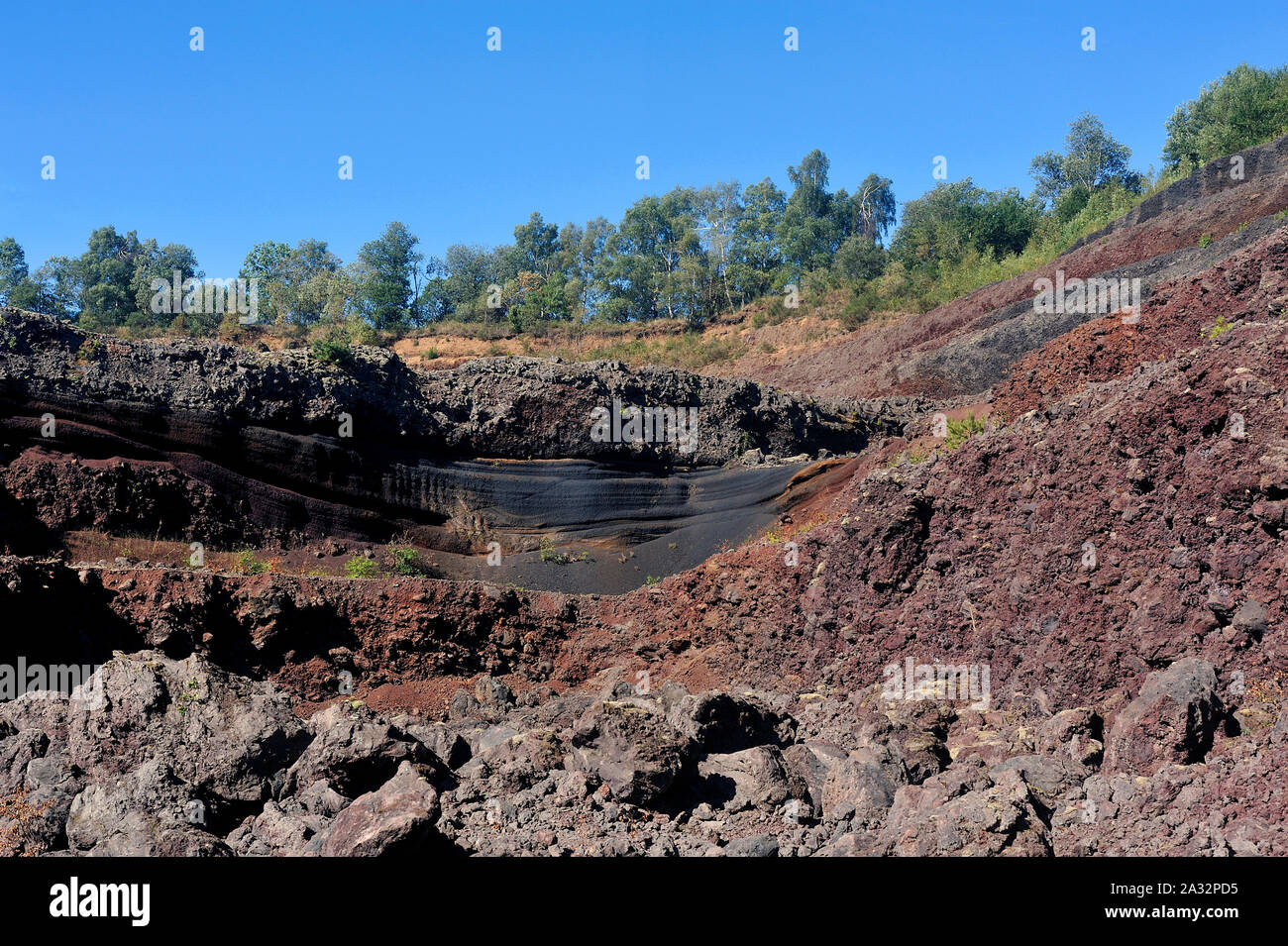 Interno del cratere del vulcano Auvergne Lemptegy aperto al turismo con tour guidato Foto Stock