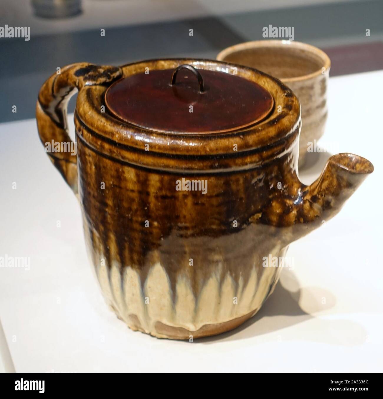 Ewer, utilizzato anche come acqua jar, Giappone, Karatsu forni, Periodo Momoyama, 1596-1615, gres, ferro e del riso paglia smalti di cenere, laccato coperchio di legno Foto Stock
