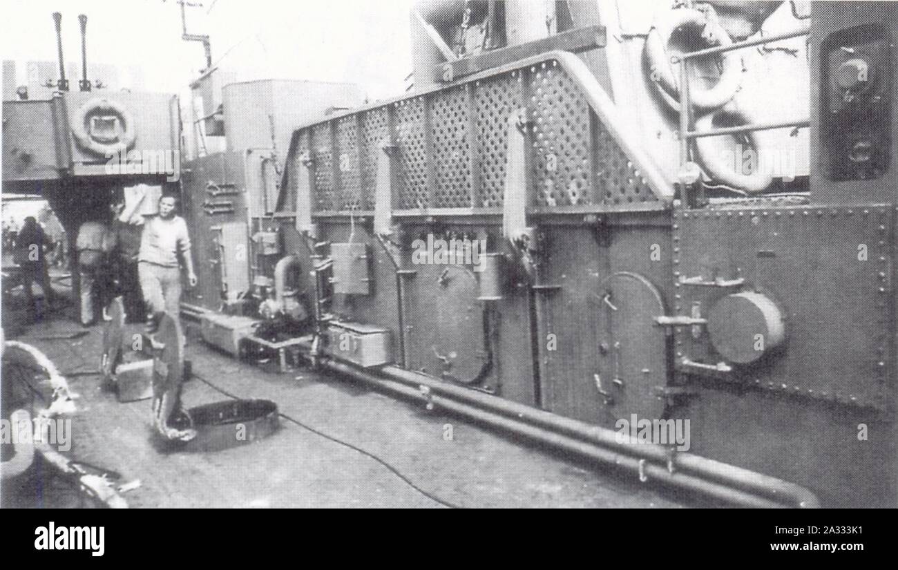 Ex T 35 DD 935-mittschiffs mit 10,5 cm-Geschütz und 3,7-cm-Flak. Foto Stock