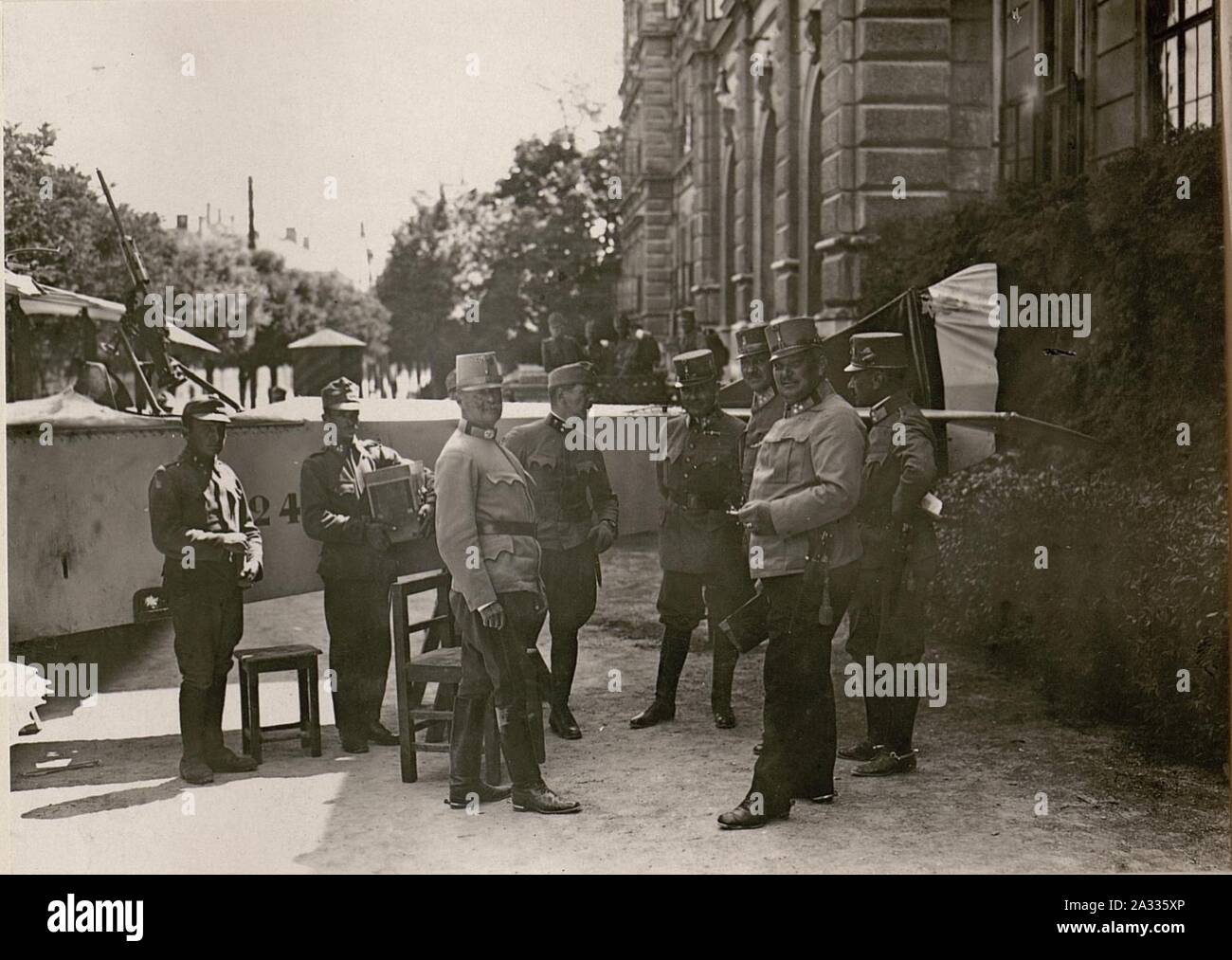 Exllz.G.O.v.Krobatin Kmdt.der 10.Armee besichtigt den erbeuteten foto.Apparat und die damit gemachten Aufklärungsaufnahmen. Foto Stock