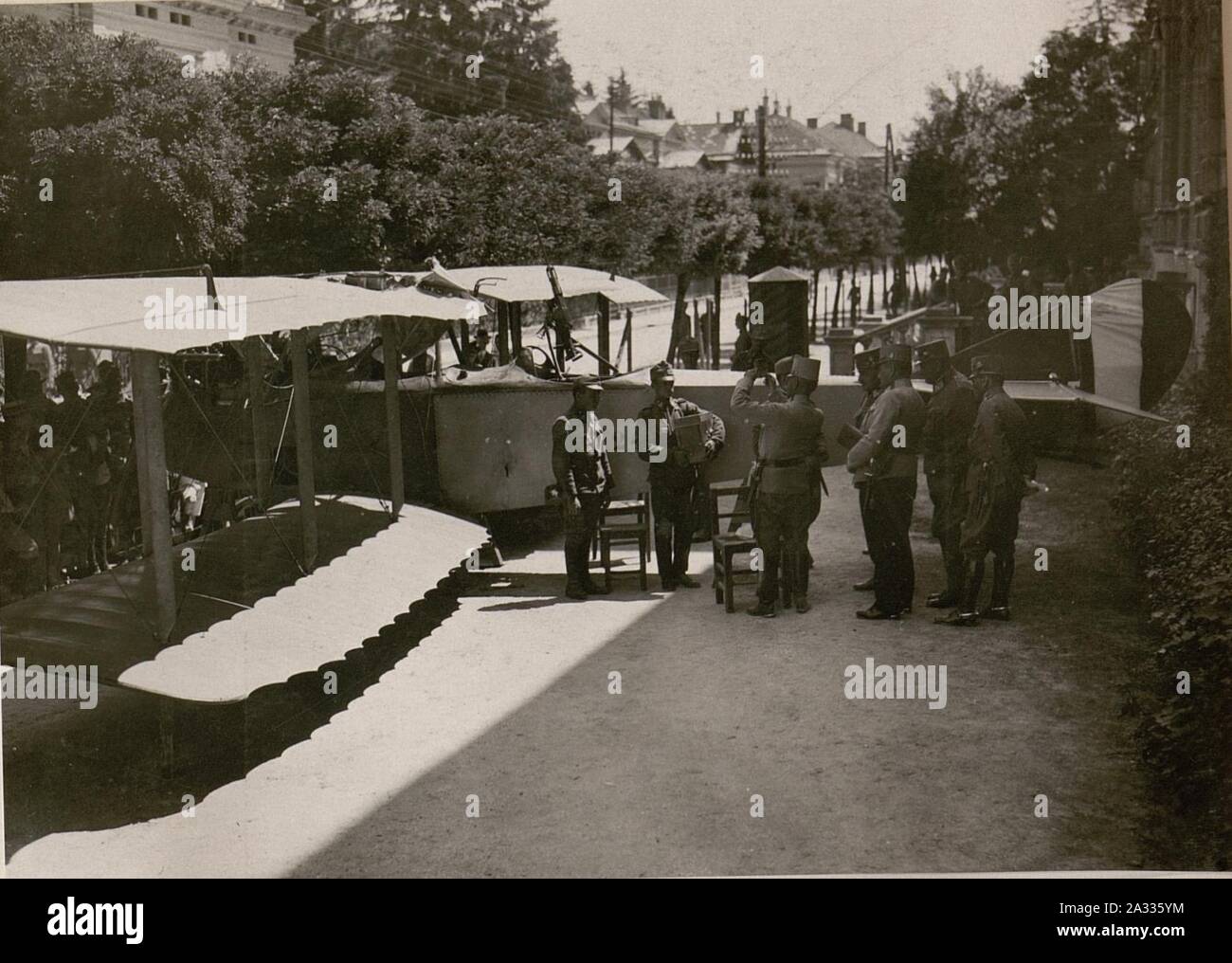 Exllz.G.O.v.Krobatin Kmdt.der 10.Armee besichtigt den erbeuteten foto.Apparat und die damit gemachten Aufklärungsaufnahmen. Foto Stock