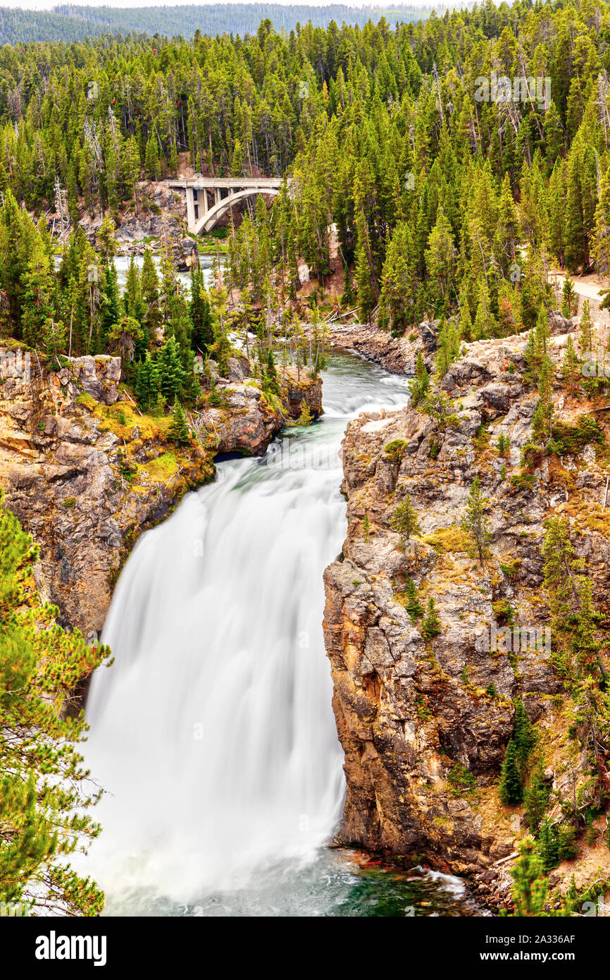 Upper Falls nel Parco Nazionale di Yellowstone con Chittenden Memorial Bridge in background. Foto Stock