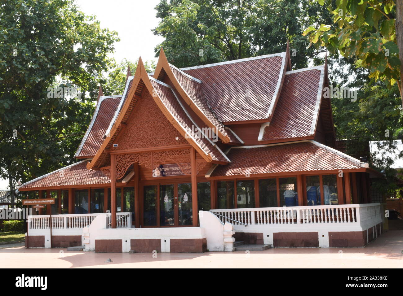 Phrae Città organizzazione comunitaria consiglio, Phrae, a nord della Thailandia, edificio in legno di teak, sorge su di un lato del Re Rama 9 il giardino della salute, Sculture in Legno Foto Stock