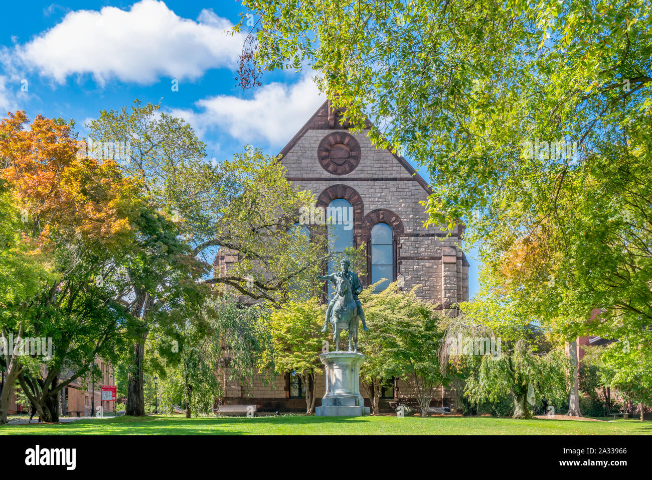 PROVIDENCE, RI/STATI UNITI D'America - 30 settembre 2019: statua di Marco Aurelio e Sayles Hall sul verde inferiore della Brown University. Foto Stock