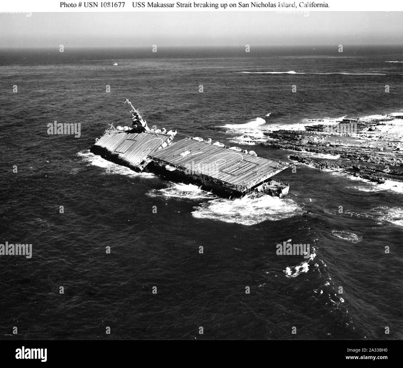 Ex-USS Stretto di Makassar collegato a massa. Foto Stock