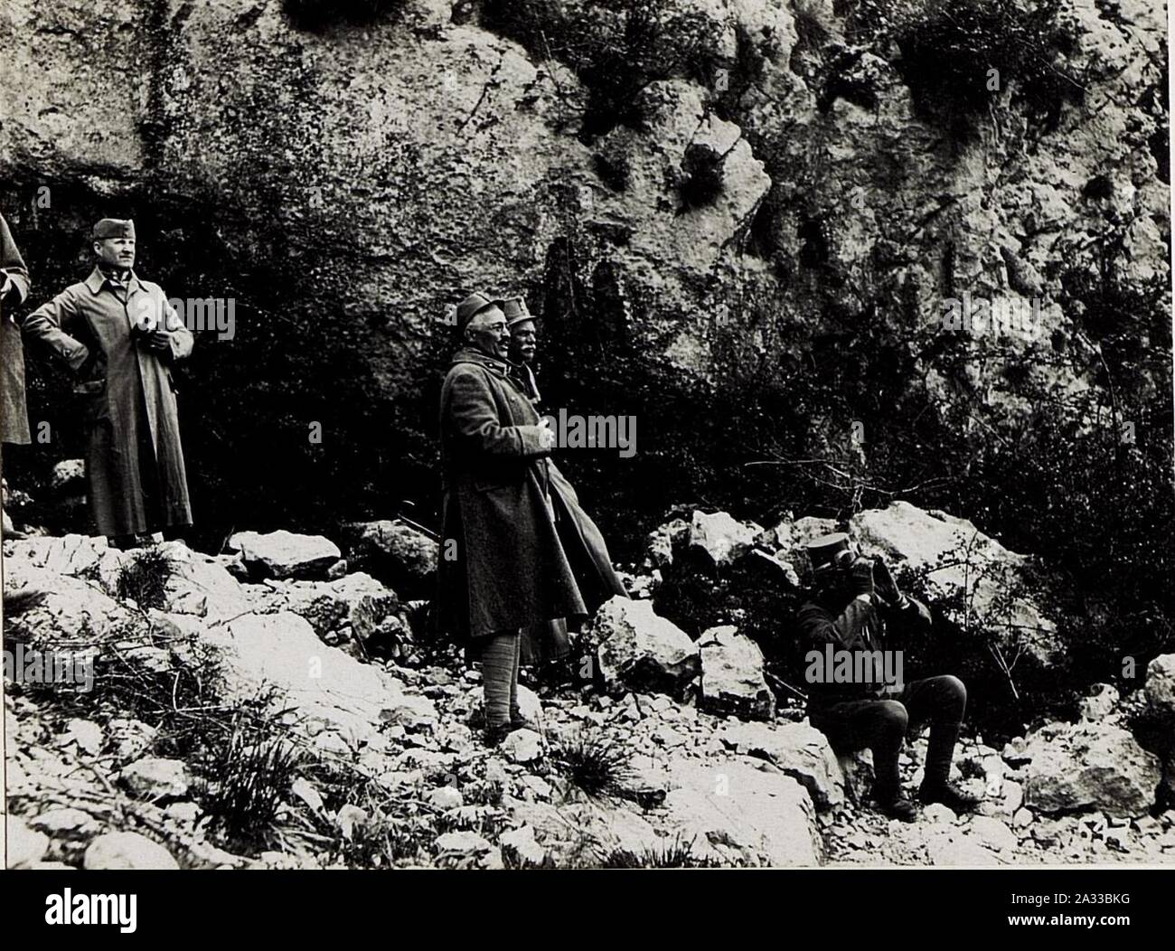 Exzellenz Roth beobachtet die Rochetta von Nago aus, 15.4.1916. Foto Stock
