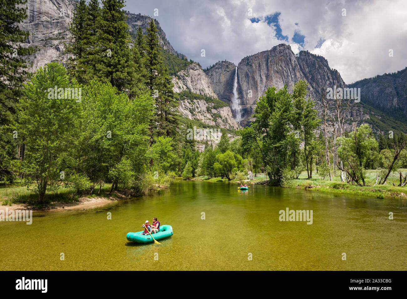 In California, Stati Uniti d'America, 04 Jun 2013: turisti godendo di giro sul fiume con Yosemite Falls in background. Foto Stock