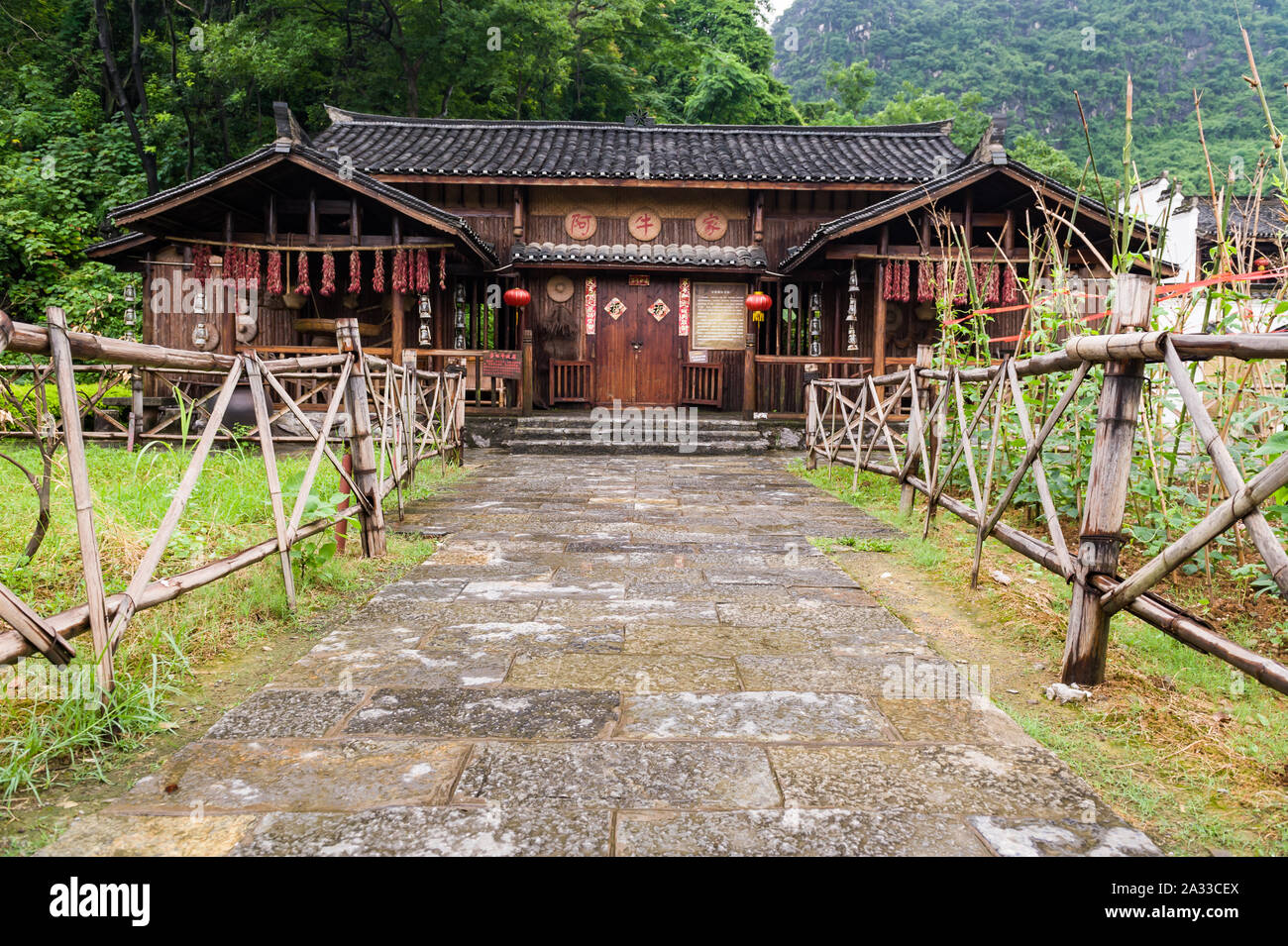 Guilin, Cina, 18 GIU 2014: in legno storici agriturismo a Sanjie Liu giardino paesaggistico. Foto Stock