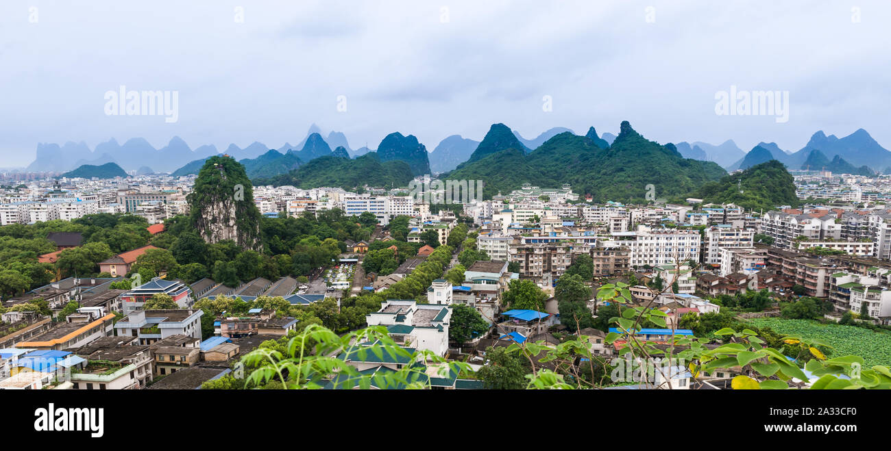 Guilin, Cina, 18 GIU 2014: vista panoramica della storica città di Guilin. Foto Stock
