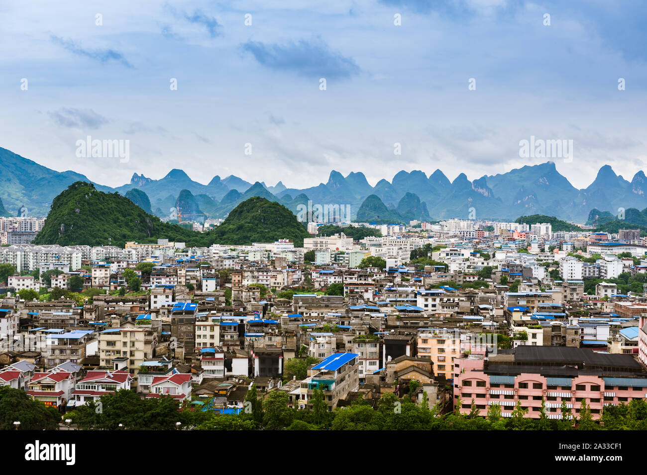 Guilin, Cina, 18 GIU 2014: vista panoramica della città di Guilin con un paesaggio unico. Foto Stock
