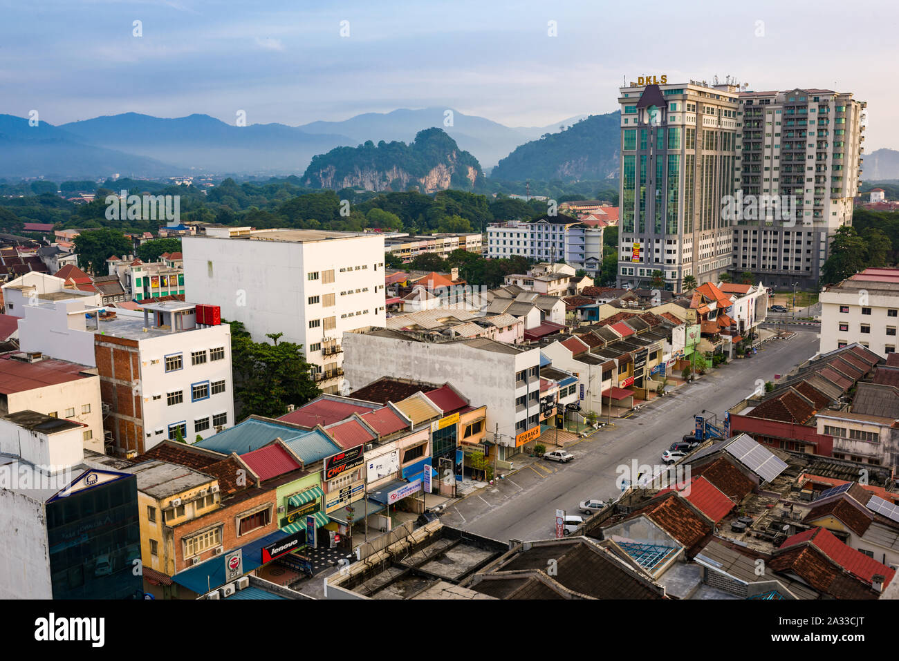 Ipoh, Perak, Malaysia, 08 AGO 2015: vista la mattina di Ipoh Città con moderni e architettura storica. Foto Stock