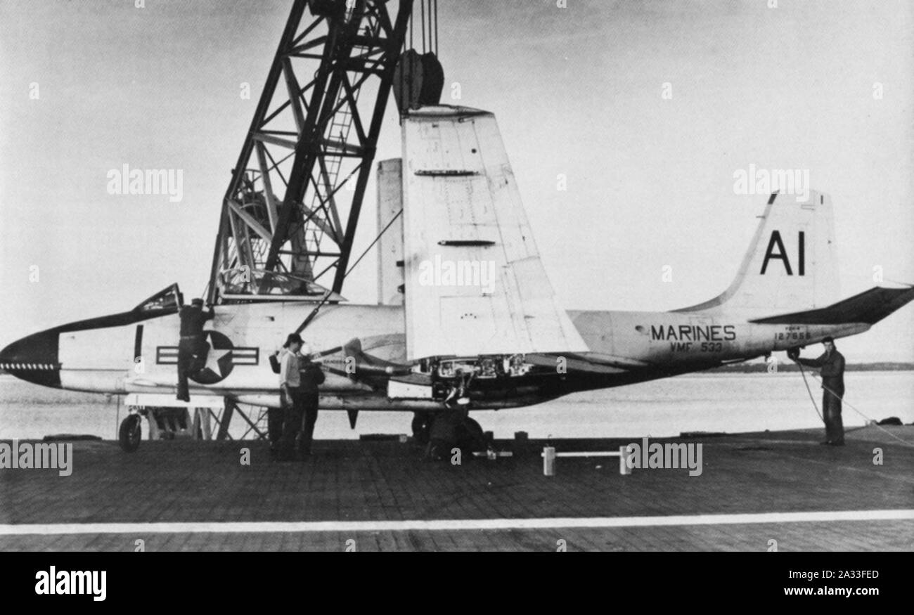 F2H-4 del VMF-533 sulla USS Lake Champlain (CVA-39) 1957. Foto Stock