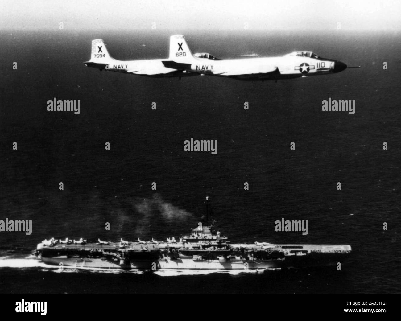 F2H-4s VF-102 sulla USS Randolph (CVA-15) 1956. Foto Stock