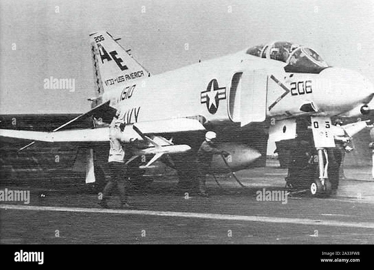 F-4B Phantom II di VF-33 è predisposta per il lancio dalla USS America (CVA-66) il 8 giugno 1967. Foto Stock