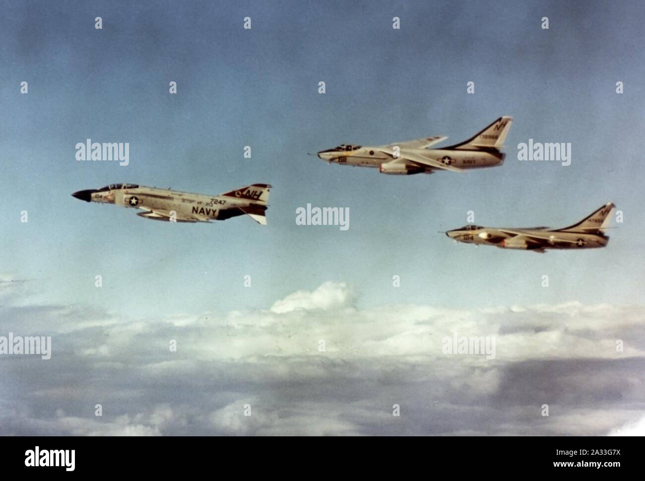 F-4J KA-3B EKA-3B da CVW-11 in volo c1971. Foto Stock