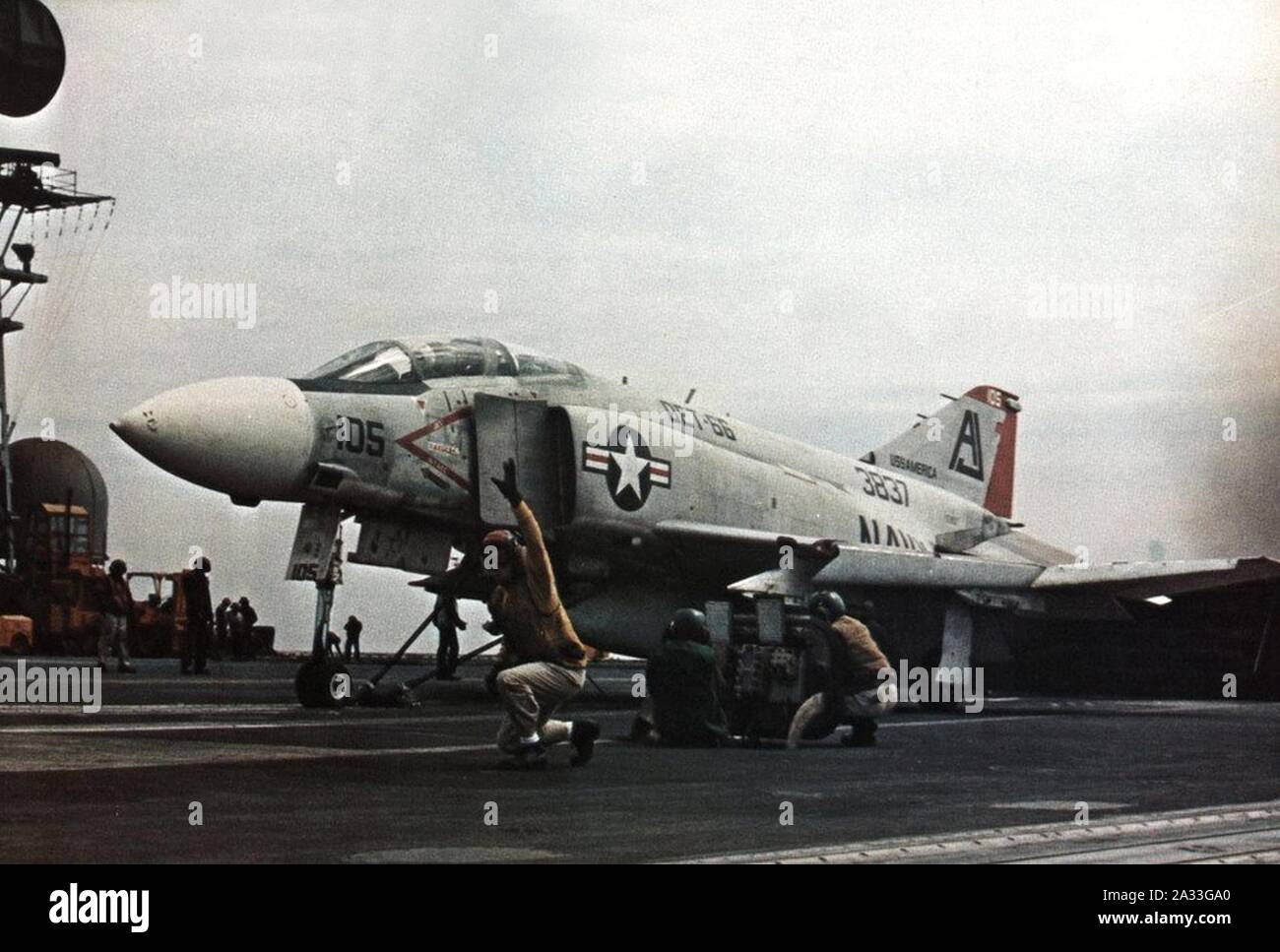 F-4J di VF-101 det.66 è lanciato da USS America (CVA-66) nel 1971. Foto Stock