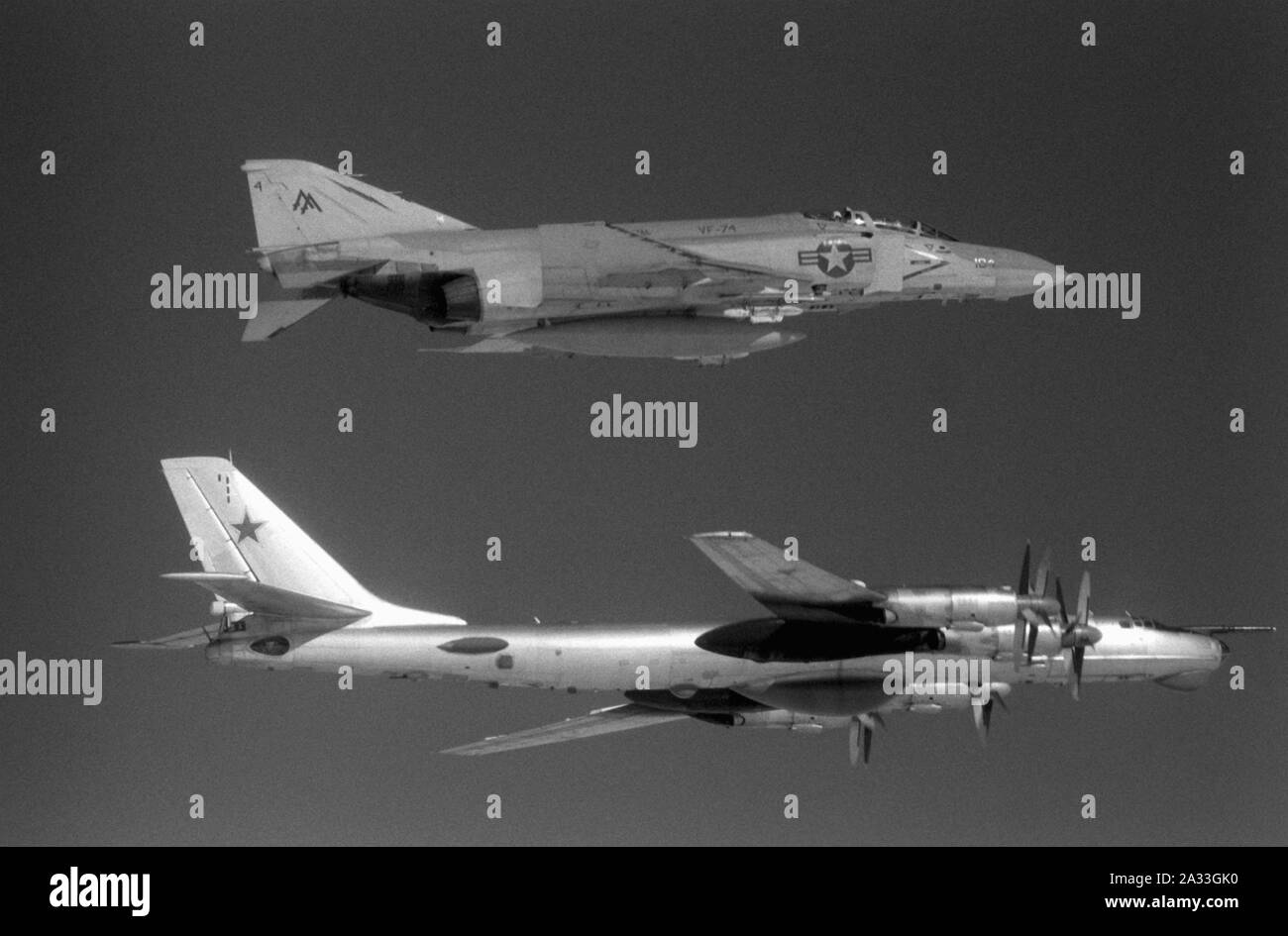 F-4S Phantom II di VF-74 scortando Tu sovietica-95 al di fuori degli STATI UNITI Costa orientale il 26 gennaio 1982 (6350657). Foto Stock